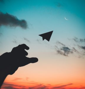 Photo avion et main